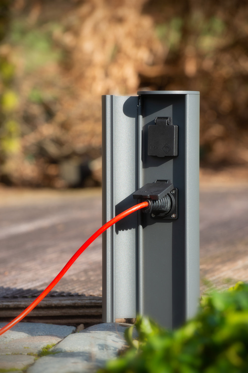 Lucide outdoor power socket pillar IP44, Type F grounded outlets, aluminium anthracite finish, 40cm height